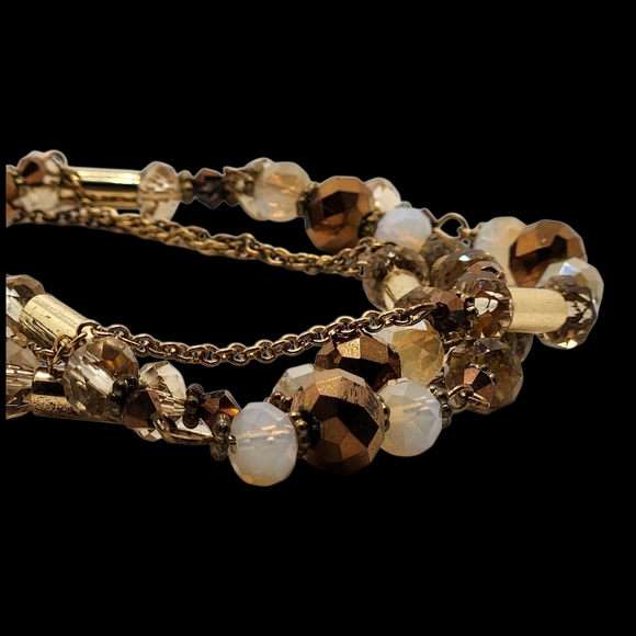Women's Beaded Bugal Necklace On A Gold Tone Chain. - Picture 4 of 6